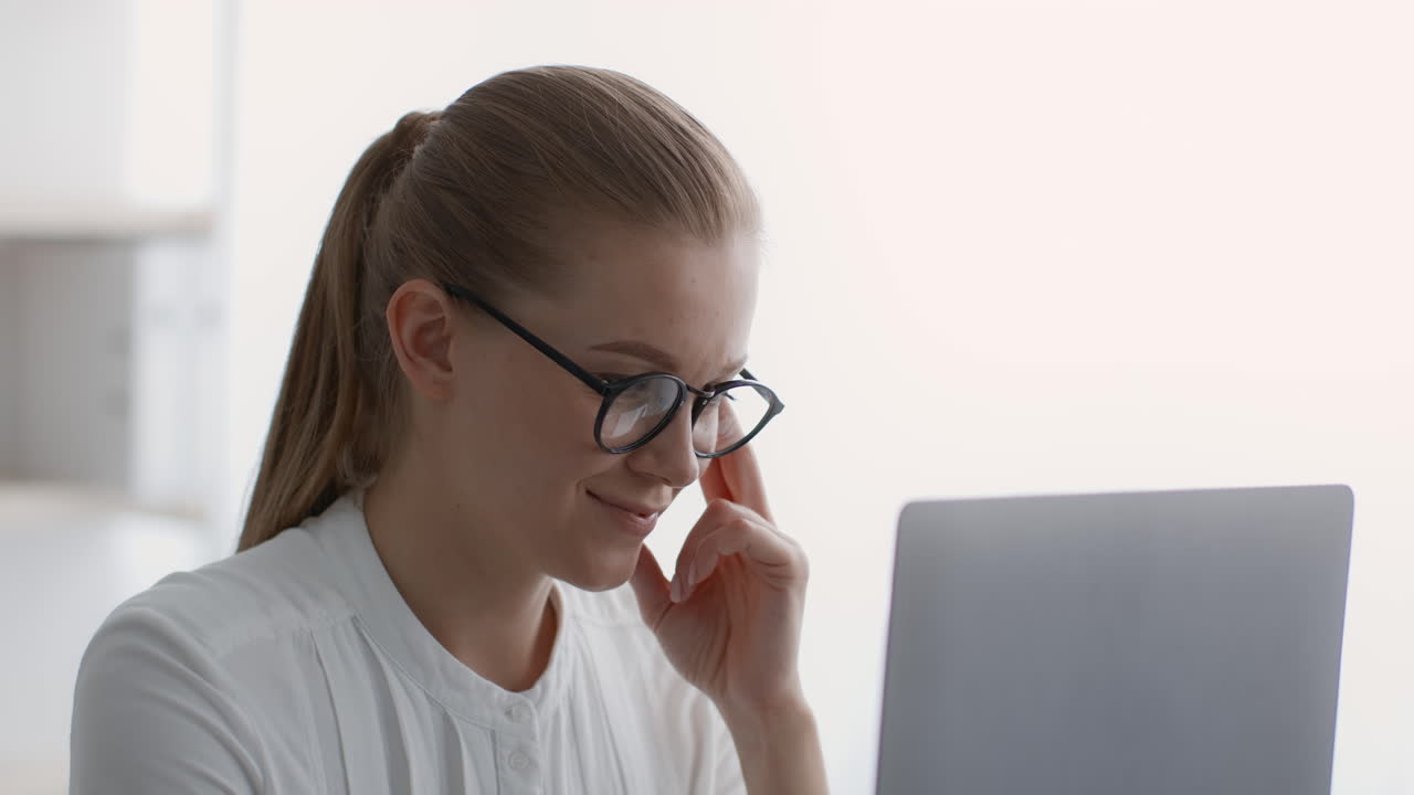 Mujer que trabaja en la computadora portátil