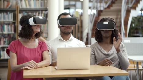 vooraanzicht van drie gebruikers met vr-headsets