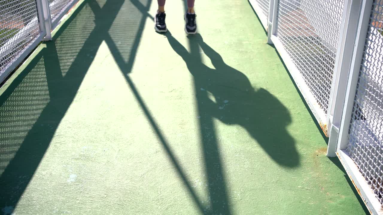 브리지 에서 카디오 훈련 을 하는 동안 몸 을 따뜻 하게 하는 여자 스포츠 선수