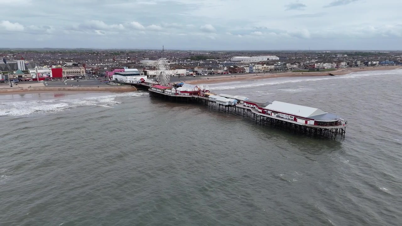 Molo Centrale di Blackpool, Lancashire, Regno Unito, ripresa aerea panoramica con drone.
