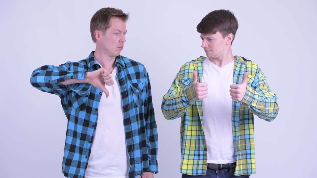 두 젊은이가 함께 다른 결정을 내리고 있습니다.