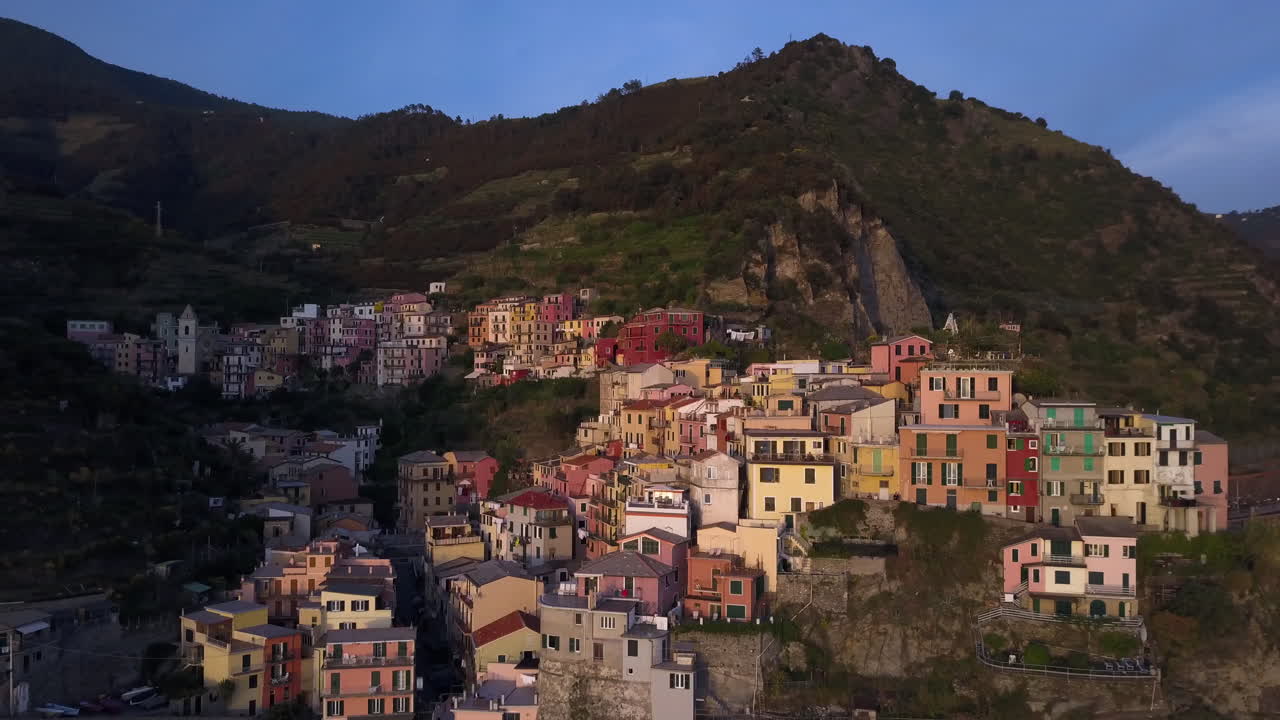 Il paese di Manarola nelle Cinque Terre, Italia, vista aerea.
