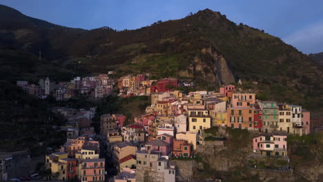 Die-Stadt-Manarola-In-Cinque-Terre,-Italien,-Luftaufnahme