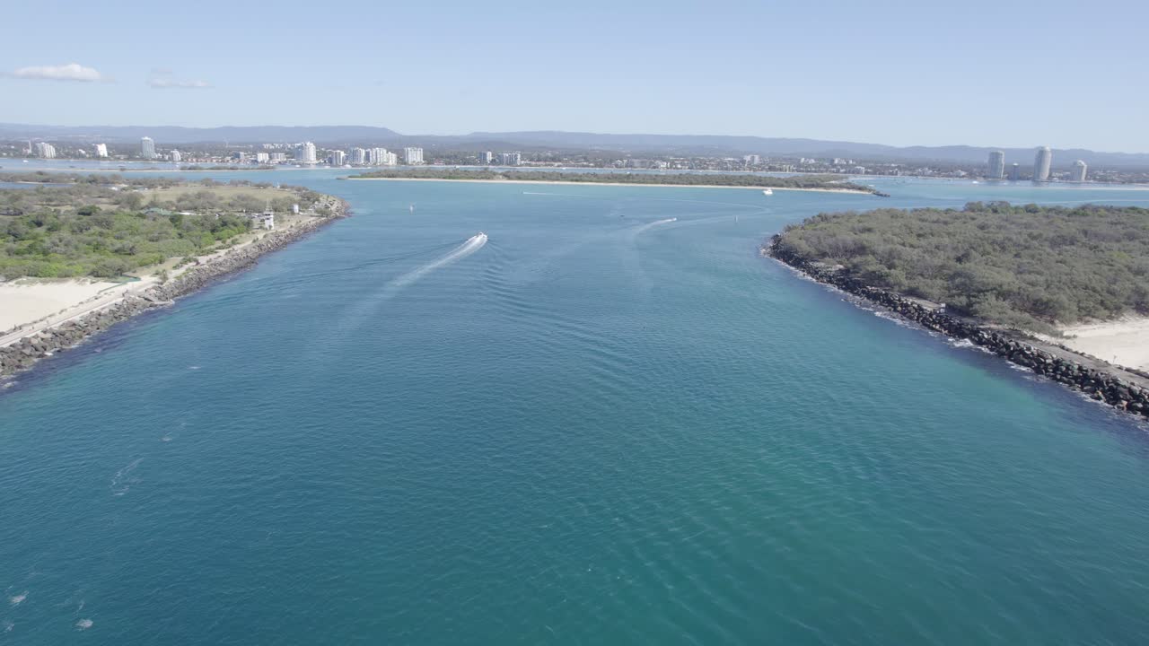 Vista aerea del Mar dei Coralli con acque blu. The Spit, Gold Coast, sull'isola di South Stradbroke, QLD, Australia.