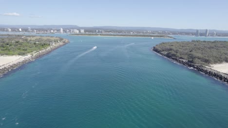 Vista-Aérea-Del-Mar-De-Coral-Con-Aguas-Azules---La-Costa-Dorada-De-Escupir-En-La-Isla-De-South-Stradbroke,-Queensland,-Australia