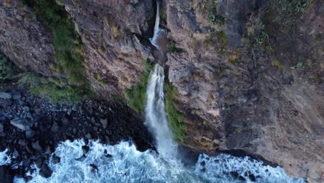 Luftaufnahme-über-Einem-Atemberaubenden-Wasserfall-Ins-Meer-Auf-Der-Insel-Madeira,-Portugal