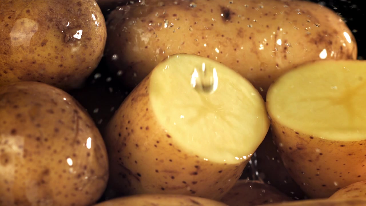 Primo piano di patate fresche e crude lavate con acqua