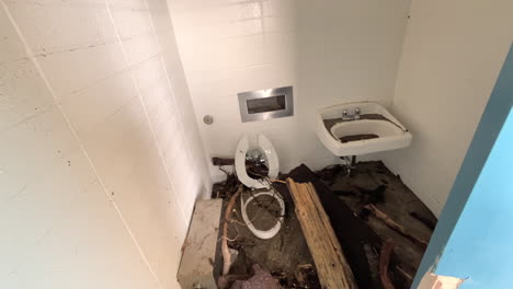 inodoro destruido con barro lavado y madera a la deriva después de una tormenta extrema en california, ee.uu.