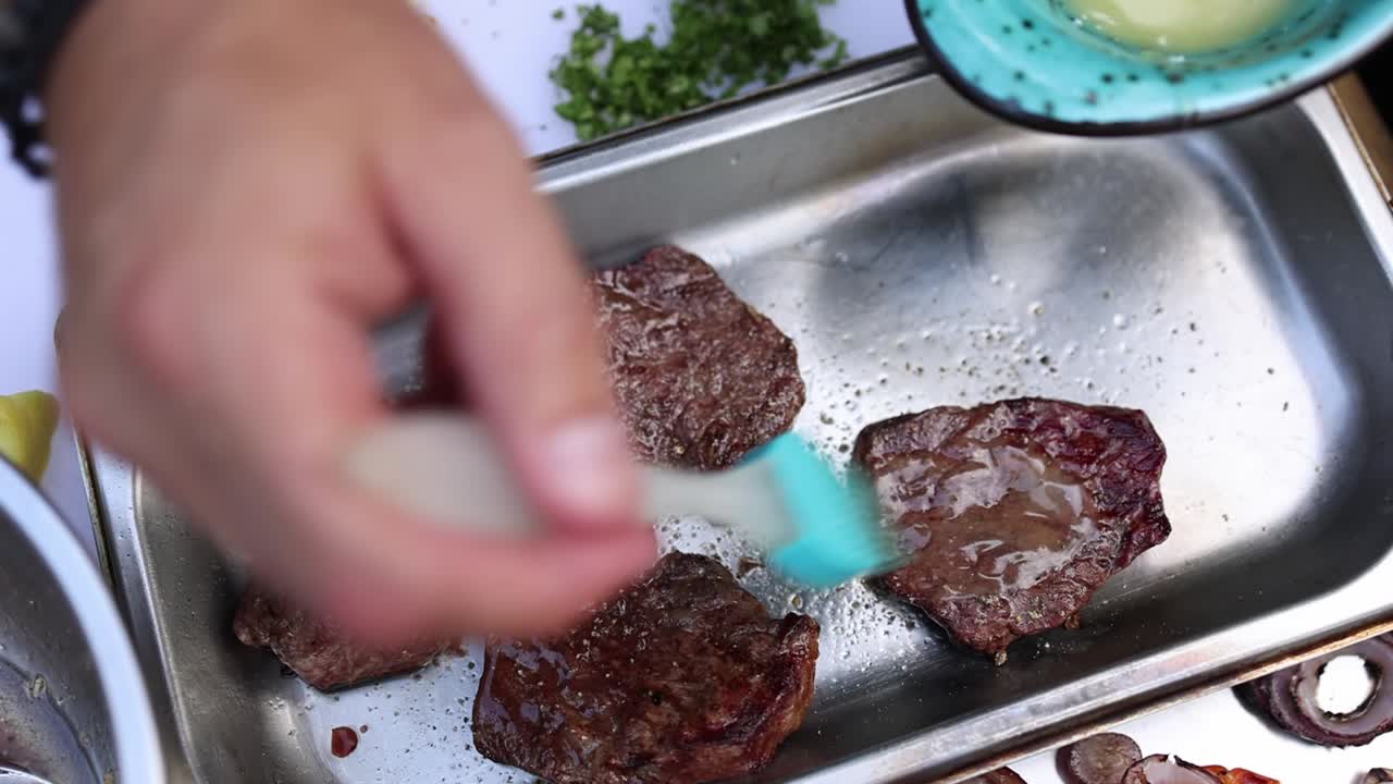 preparando deliciosos filetes