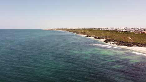 por encima del mar, la hierba y la playa en el arrecife del océano, perth australia, aérea
