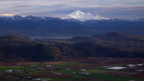 casquetes nevados del estratovolcán del panadero del monte, washington, vista aérea del área de vancouver