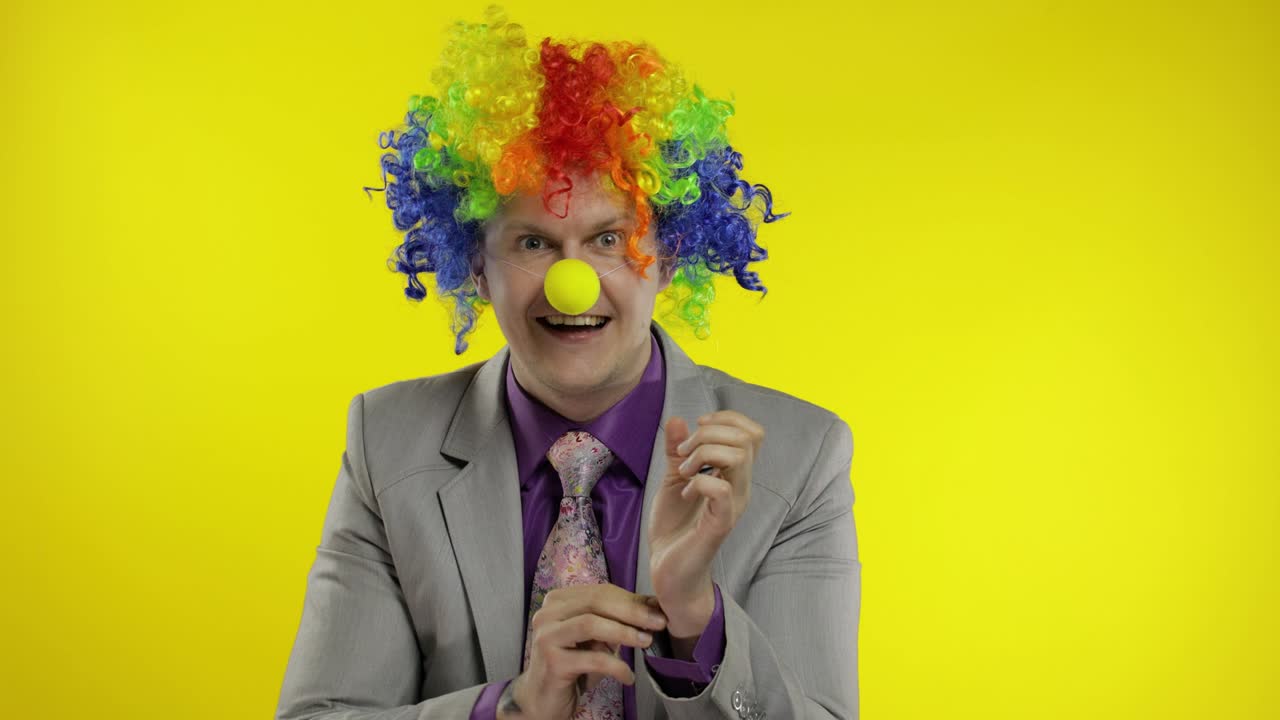 el payaso empresario empresario jefe con peluca muestra trucos con billetes de dinero