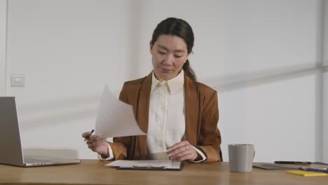 retrato de mujer de negocios en la oficina revisando y tomando notas sobre la solicitud o el cv para la vacante de trabajo 7