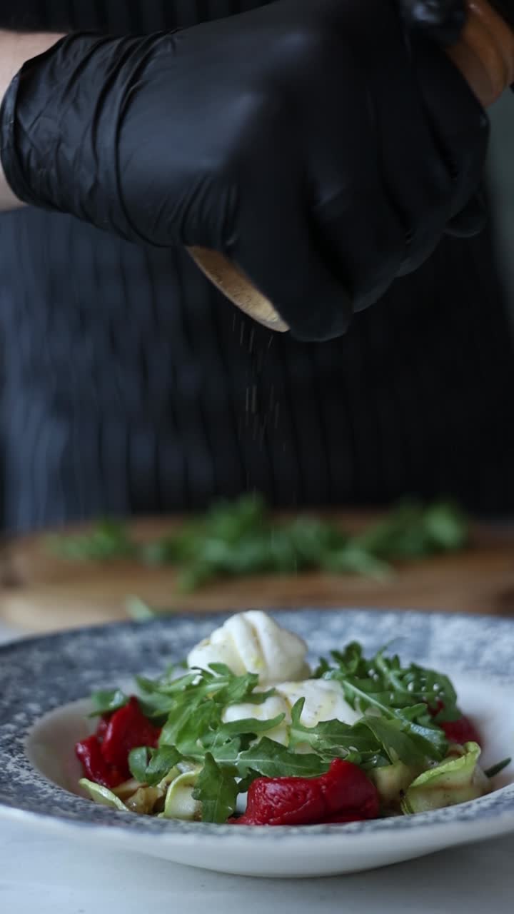 el chef preparando una ensalada de burrata