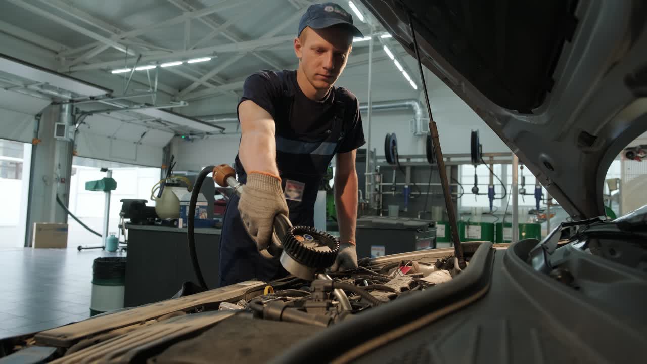 comprobación del aceite del automóvil en el motor. concepto de salud y mantenimiento del automóvil. primer plano