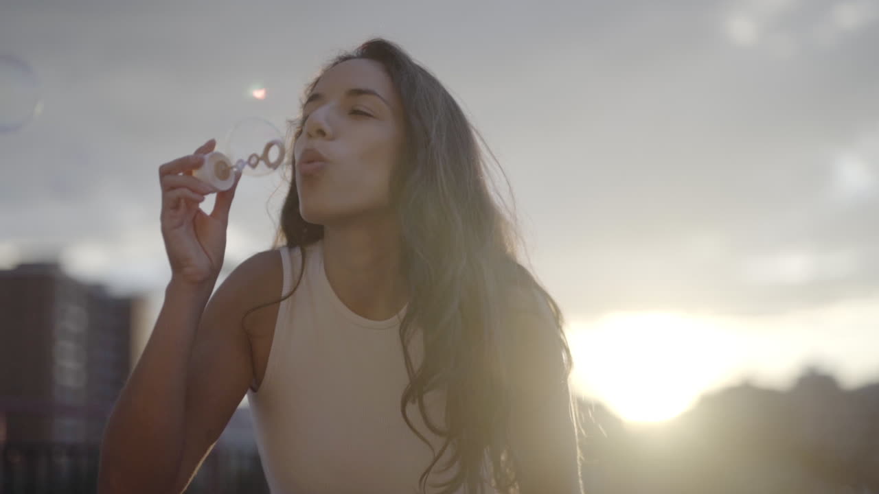 Pura gioia di soffiare bolle di sapone al tramonto