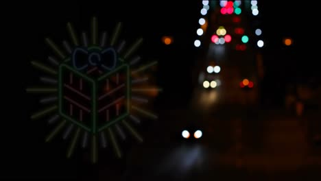animación de neón parpadeante decoración de regalo de navidad sobre el fondo del tráfico vial