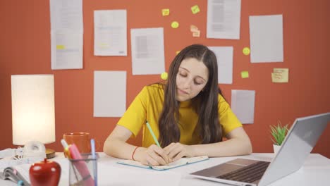 la niña que estudia está terminando su tarea.
