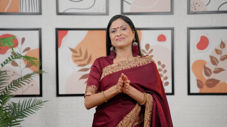 mujer india aplaudiendo al ritmo