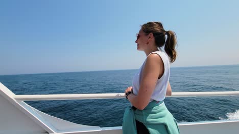 Beautiful-Woman-Tourists-On-A-Yacht,-Wearing-Sunglasses-And-Smiles-At-Camera