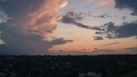 colores vivos de un cálido atardecer o amanecer en calgary, alberta, canadá