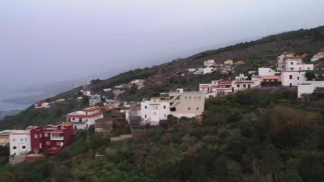 ciudad costera en la costa atlántica montañosa de tenerife, canarias, españa, día brumoso