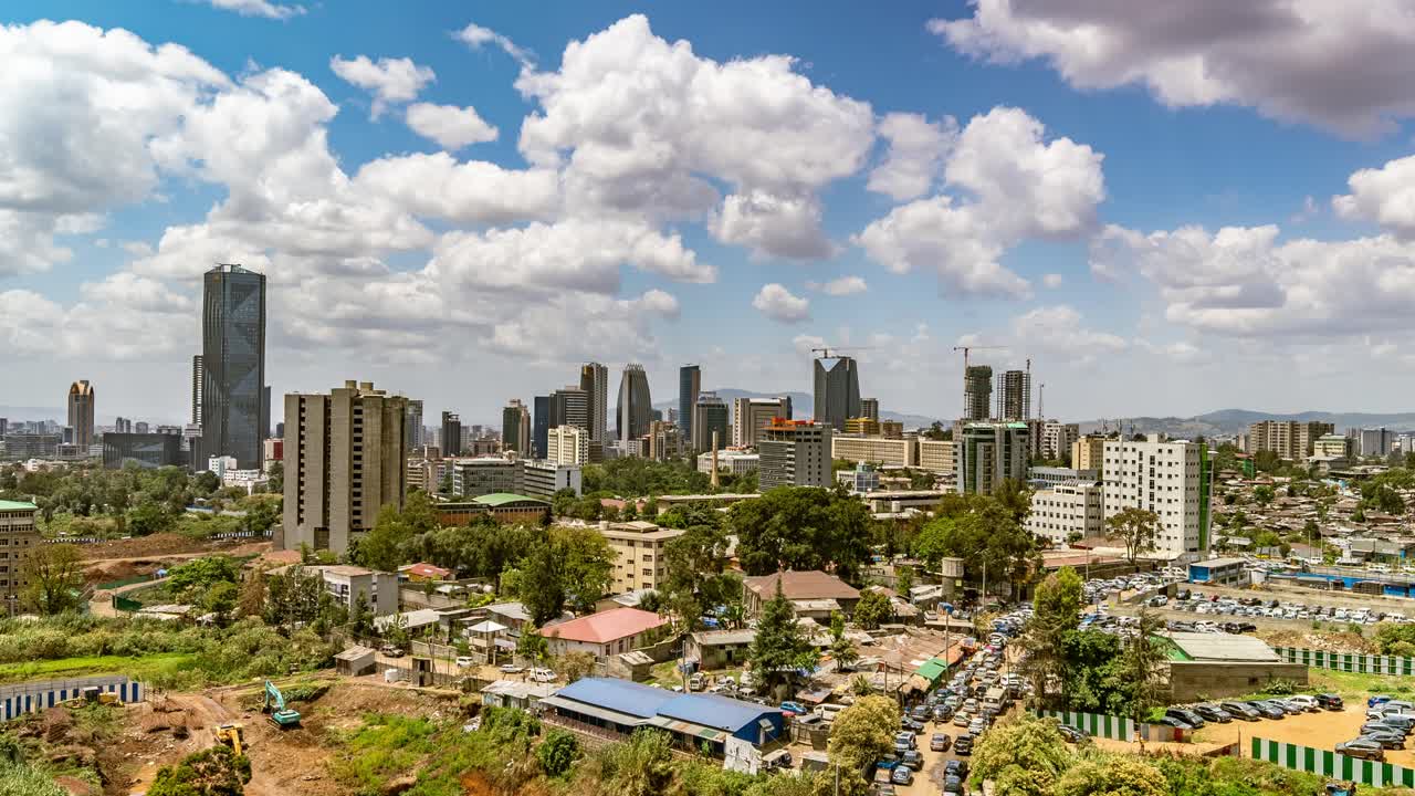 addis abeba, etiopía, lapso de tiempo, nubes en rápido movimiento, vista de alto ángulo del centro de la ciudad