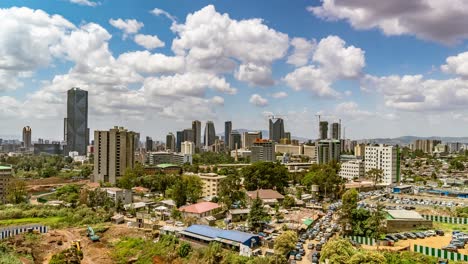 addis abeba, etiopía, lapso de tiempo, nubes en rápido movimiento, vista de alto ángulo del centro de la ciudad