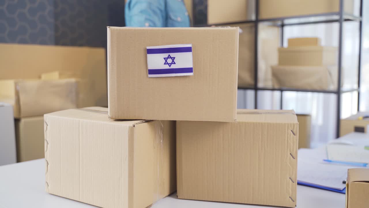 Bandiera di Israele su un pacco di carico logistico