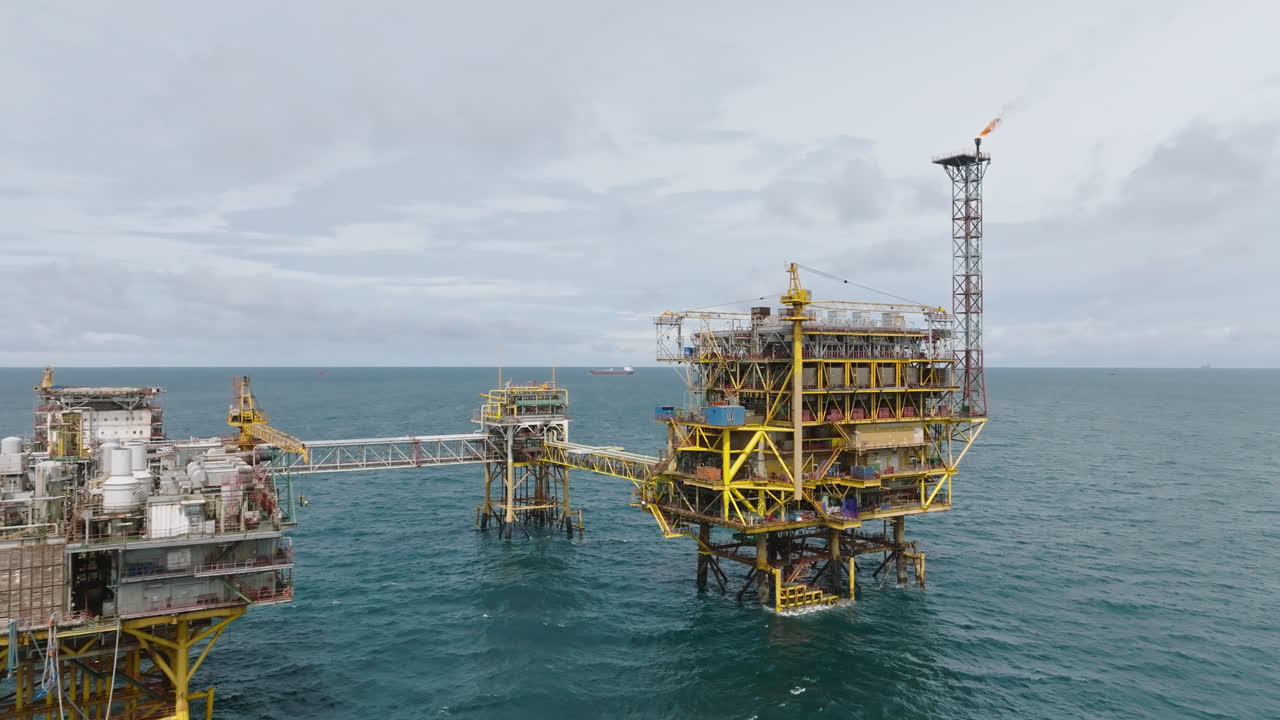 Güney Çin Denizi'ndeki petrokimya işleme platformunun havadan çekimi, petrol ve gaz endüstrisi.