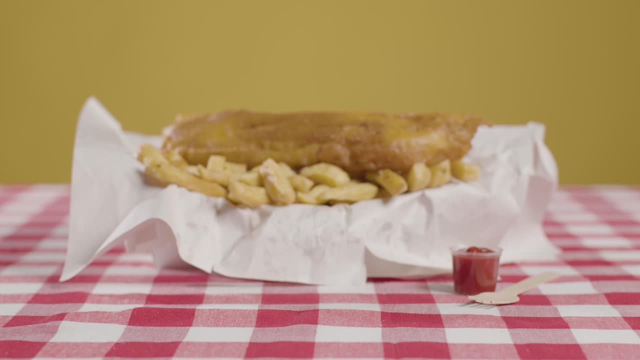 tomada de estudio de una comida tradicional británica de pescado y papas fritas 6