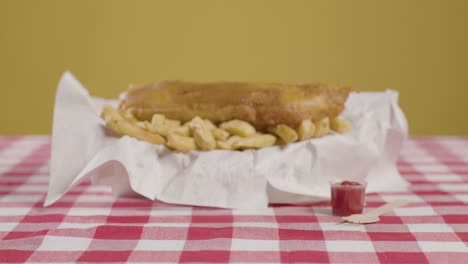 Studioaufnahme-Eines-Traditionellen-Britischen-Essens-Zum-Mitnehmen-Mit-Fish-And-Chips-6