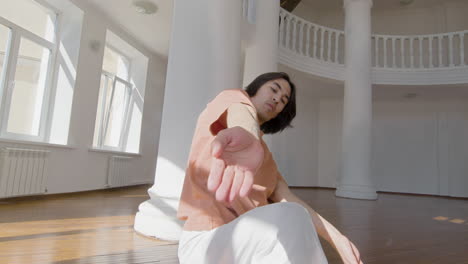 joven enfocado en ropa informal interpretando una danza contemporánea en el estudio 3