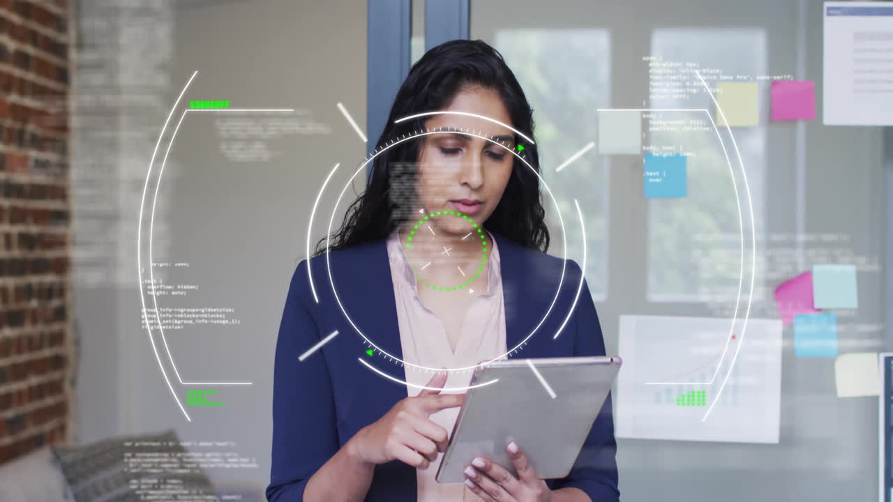 animación de procesamiento de datos digitales sobre mujer de negocios biracial en la oficina