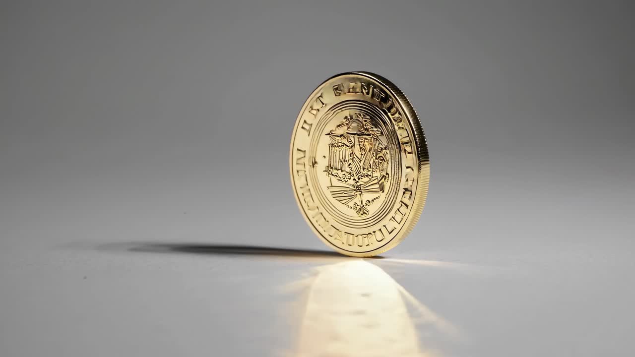 Um close-up, tomada em ângulo baixo de uma moeda de ouro em pé em uma superfície lisa, projetando uma sombra
