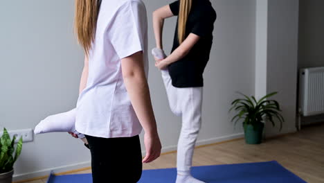 chicas haciendo ejercicio en la clase de yoga