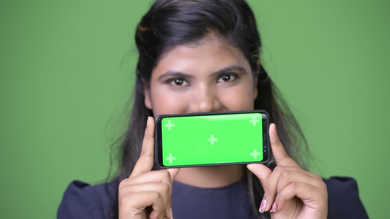 joven sobrepeso hermosa mujer de negocios india contra fondo verde