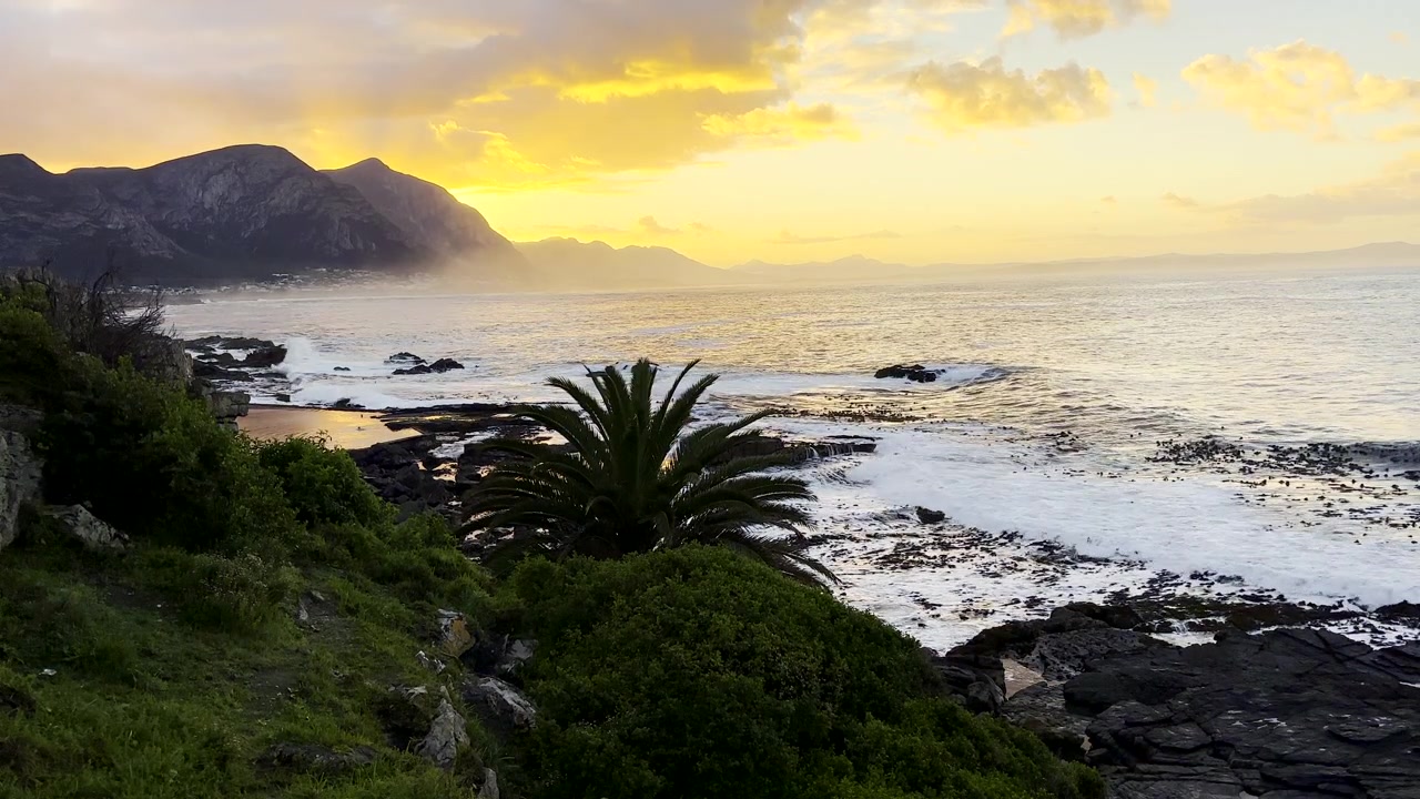 Vista vibrante dell'alba mattutina dalla scogliera costiera di Hermanus sull'oceano, Overstrand