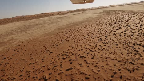 Mirando-Por-El-Costado-De-Un-Avión-Pequeño-Durante-Un-Vuelo-De-Bajo-Nivel-A-Través-De-La-Vasta-Vegetación-Del-Desierto-De-Namibias-Vuela-Mientras-El-Avión-Está-Siendo-Sacudido-Por-Turbulencias