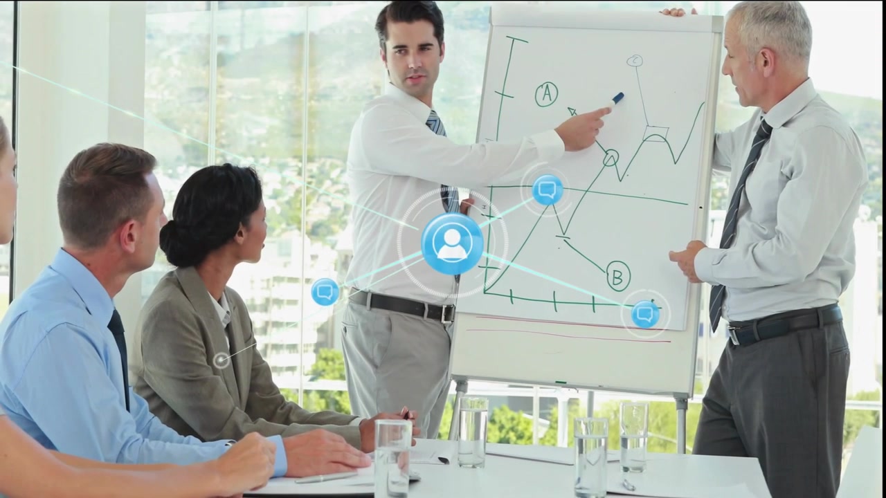 Presentador dibujando un gráfico en una reunión de negocios, generando una superposición azul que vincula gráficos con el equipo que explica.