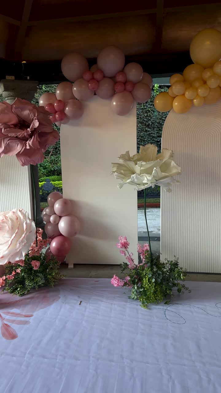 decoración de boda elegante con pantallas y globos, tiro vertical