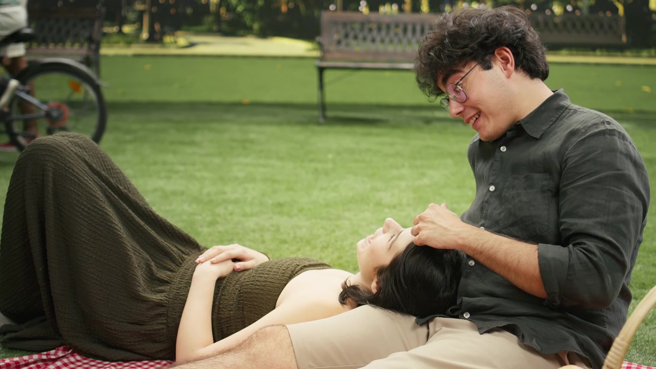 Fidanzato romantico che accarezza la sua partner in grembo