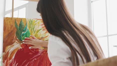 Una-Mujer-Con-Camisa-Dibuja-Una-Flor-Exótica-Roja-Con-Los-Dedos