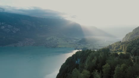 Vuelo-De-Drones-Sobre-Un-Hermoso-Lago-Alpino-Suizo