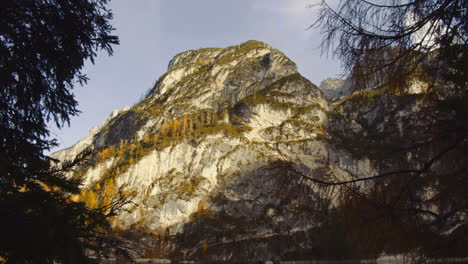 Close-up-of-the-mountain-overlooking-Lake-Braies-in-Dolomites,-Italy