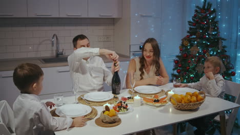 gran familia caucásica celebrando el día de acción de gracias charlando en la mesa de la fiesta de la cena mientras comen pavo asado y ensaladas - concepto de celebración. imágenes de alta calidad 4k