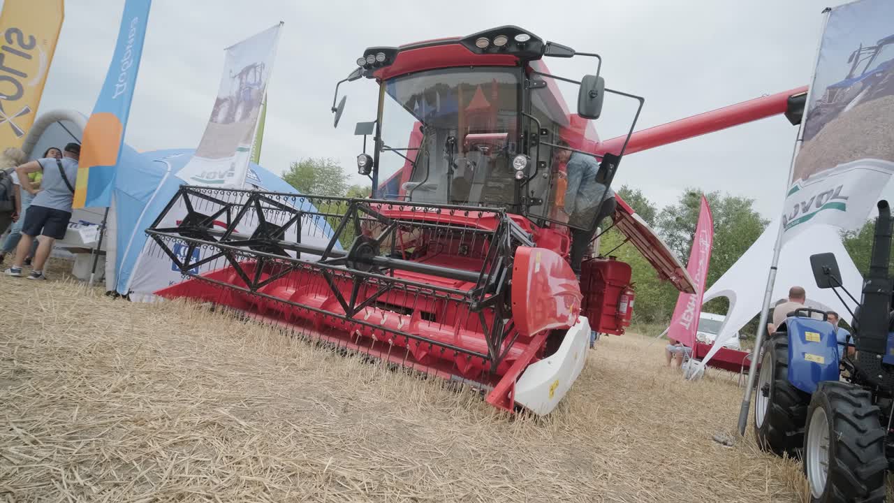 demostración de maquinaria agrícola en una exposición. los tractores operan en el campo, mostrando sus capacidades y rendimiento en acción
