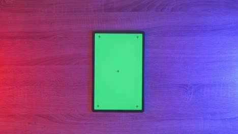 tablet met groen scherm op houten oppervlak