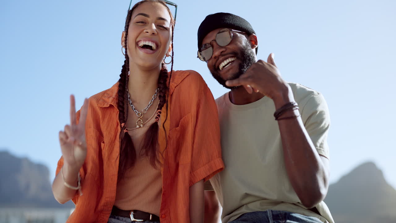 paz, fresco y pareja en la ciudad para relajarse