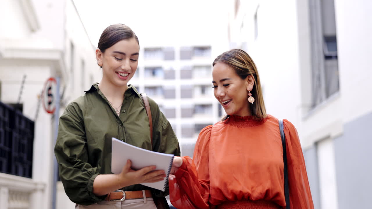 al aire libre, mujeres y empleados caminando